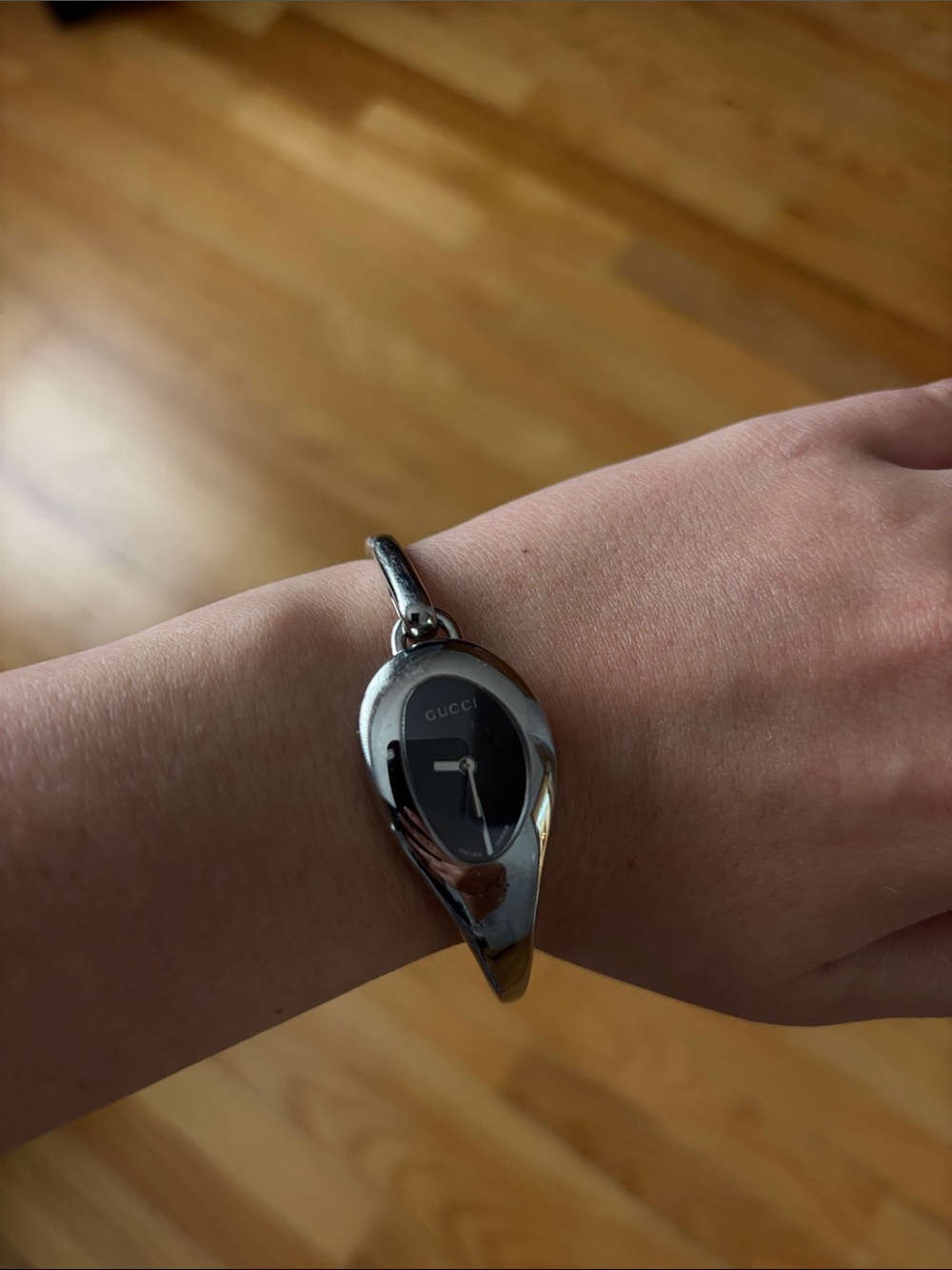 Gucci Silver and Black Teardrop Bracelet Smartwatch with box - Picture 3 of 4